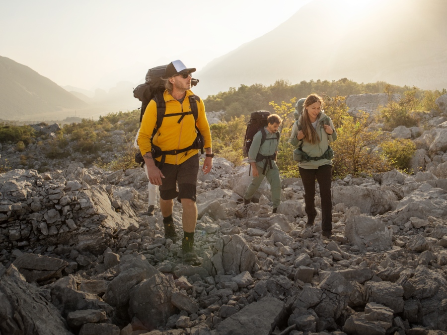 Drei Wanderer mit Trekkingausrüstung in den Bergen