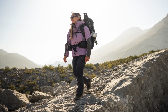 Frau in frühlingshafter Trekking-Kleidung in den Bergen