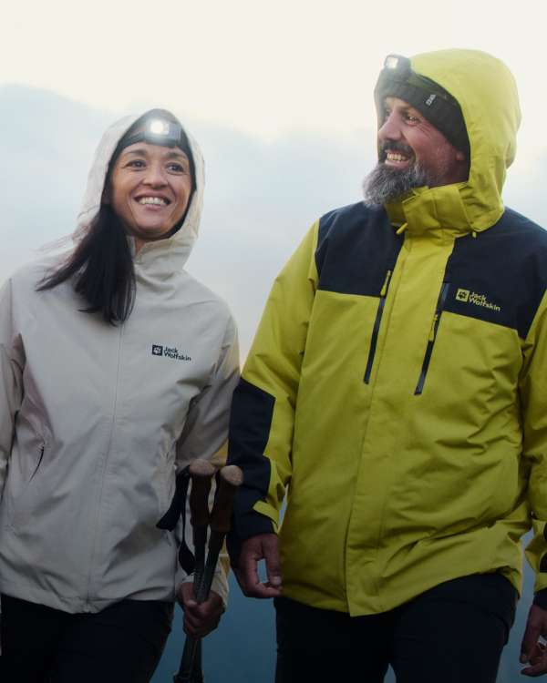 Gruppe von 4 Personen in Jacken am wandern
