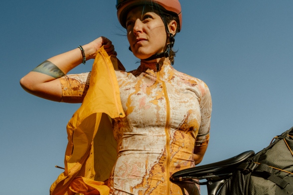 Frontale Nahaufnahme einer Radfahrerin in sommerlicher Funktionskleidung