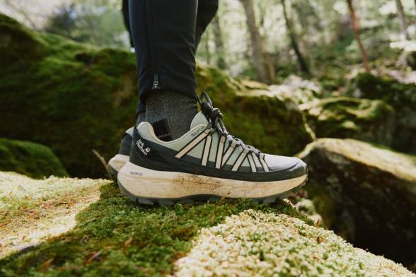 Aufnahme von drei Wanderrucksäcken auf einem Felsboden