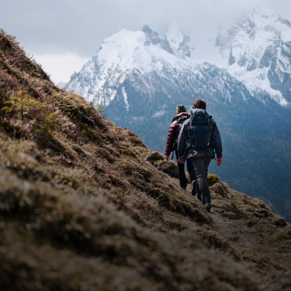 Vier Wanderer vor einer Seenlandschaft